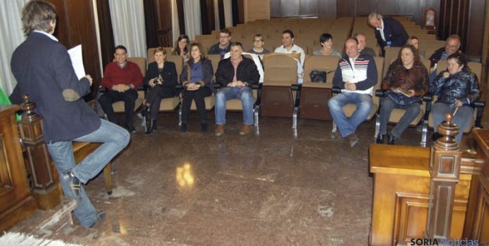 El alcalde, de espaldas a la izquierda, con los jurados de este año.