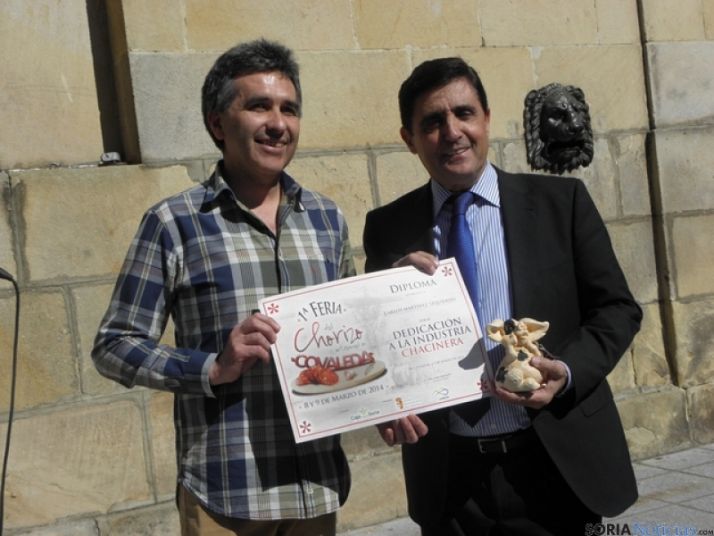 El pregonero con el alcalde de Covaleda.