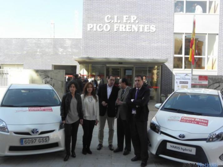 Representantes de Junta y Futura Motor frente al CIFP