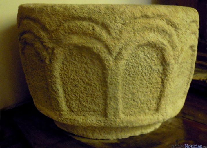 La pila bautismal ya restaurada por la Junta.