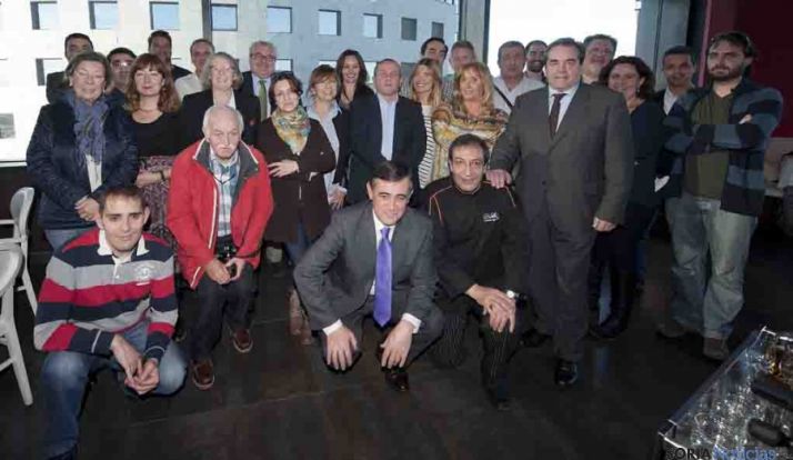 Profesionales de la información valencianos en el acto de promoción. 