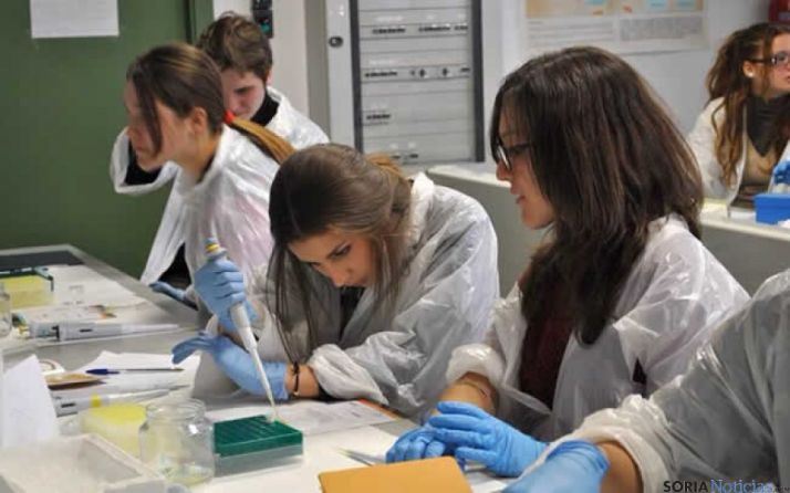 Estudiantes en el laboratorio