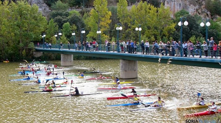 Kayaks bajo la ermita de San Saturio.