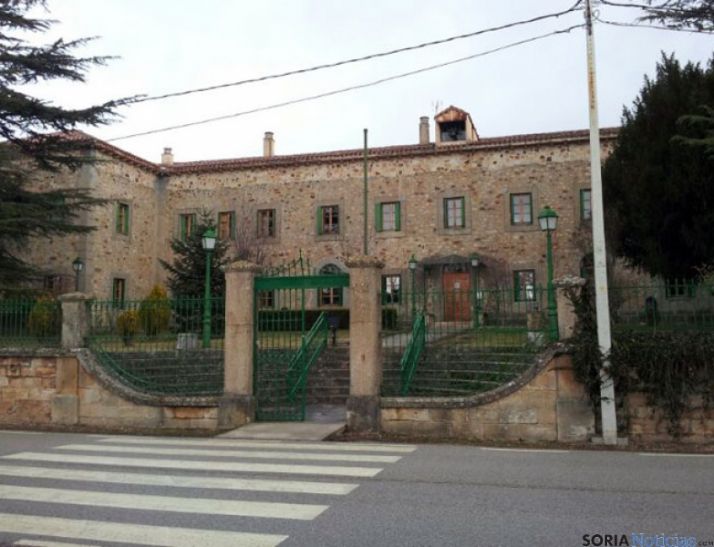 Fachada de la residencia de El Royo.
