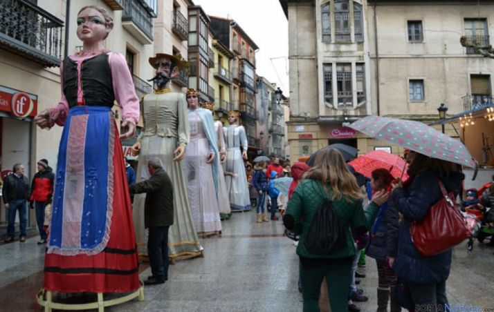 La lluvia deslució este viernes la salida de los gigantes y cabezudos