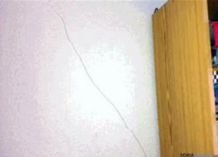 Una de las numerosas grietas aparecidas en la vivienda