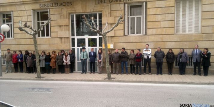Minuto de silencio en la Subdelegación del Gobierno en recuerdo de Adolfo Suárez
