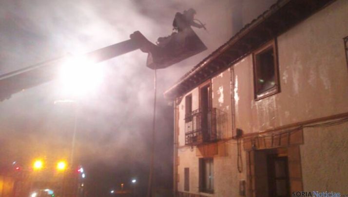 Momento de la extinción del incendio, durante esta madrugada