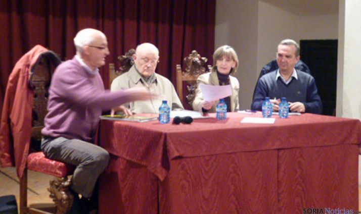 Palacios (izda.), Peña, Cacho y Sanz en la asamblea de la agrua