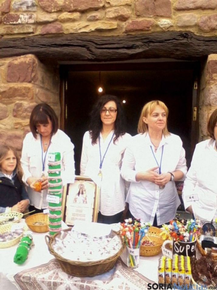 También se ponen a la venta objetos alusivos a la patrona. / 