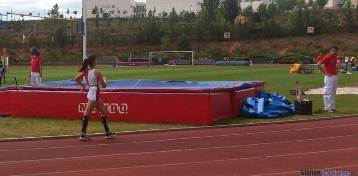 Una marchadora en una curva del campo. 