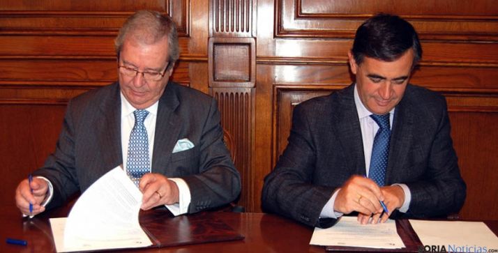 Cresp y Pardo en la rúbrica del acuerdo. 