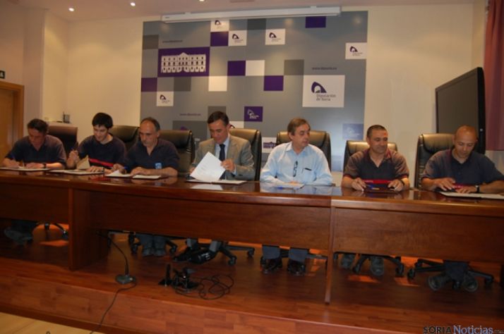 Firma del convenio con los bomberos voluntarios