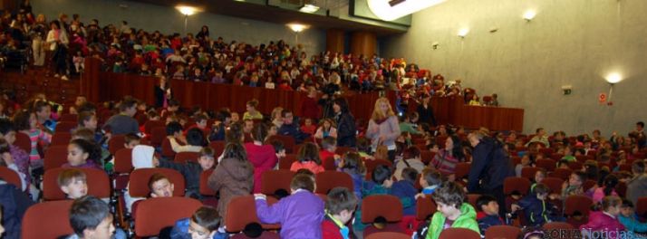 Los pequeños estudiantes este martes en La Audiencia. 