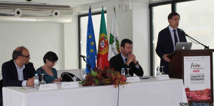 El director general de Patrimonio, (dcha.) en la ponencia en Protugal.