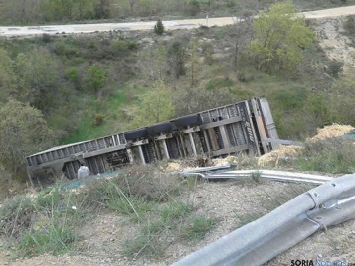 Camión volcado en el Madero