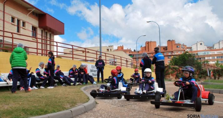 Los escolares en la pista de Los Pajaritos. 
