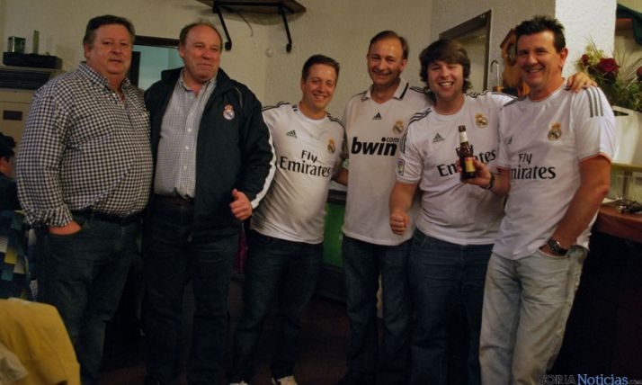 Peñistas merengues sorianos tras el partido de Champions.