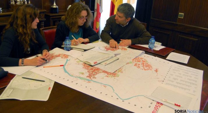 El concejal Javier Antón, (dcha.) con técnicos en una jornada de trabajo.