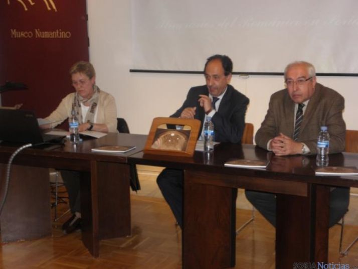 El delegado, en el centro, en la presentación del libro sobre itinerarios del románico