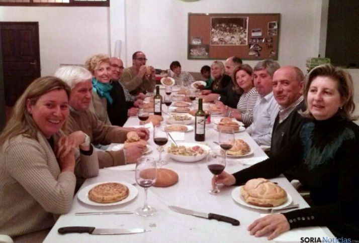 Agredeños disfrutando de La tortilla.