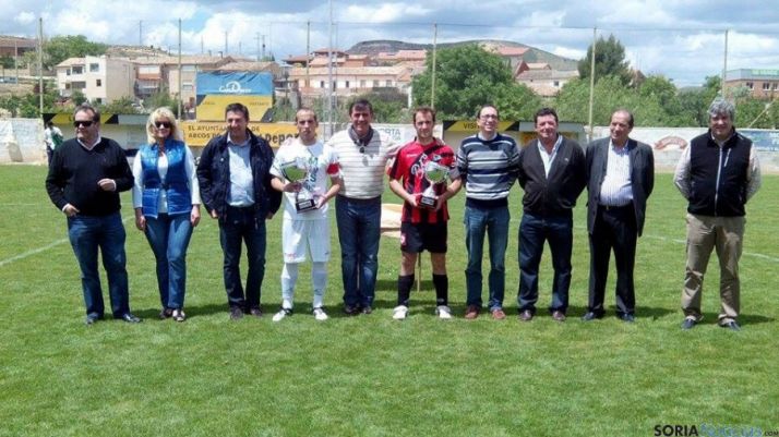 El presidente de la diputación (ctro.) con los capitanes de los equipos junto con autoridades y directivos.