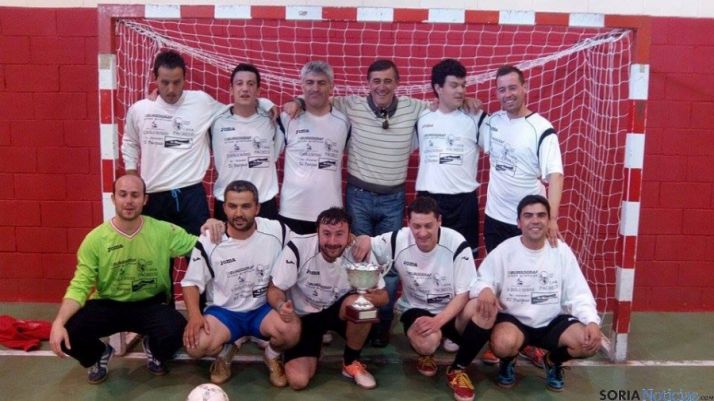 Los burgenses, con el presidente y alcalde de la localidad. 