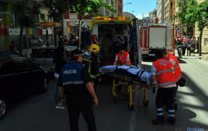Labores de evacuación de la octogenaria atropellada.