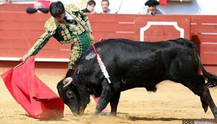 El novillero Luis David Adame toreando de muleta a un eral.