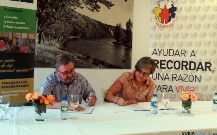Rúbrica del convenio entre la asociación de Alzheimer y Servifadess.