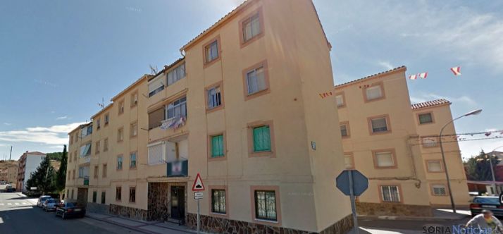 El hombre se encuentra en una de estas viviendas.