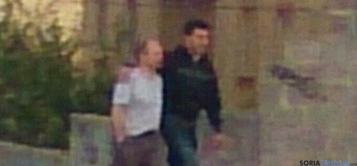 El atrincherado, tras entregarse a la Guardia Civil.