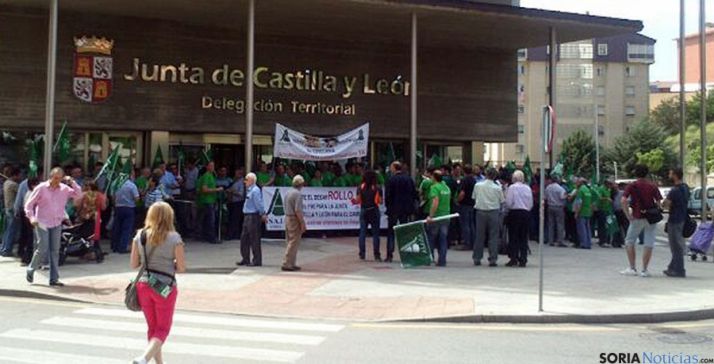Concentración de ASAJA este jueves en la Delegación de la Junta.