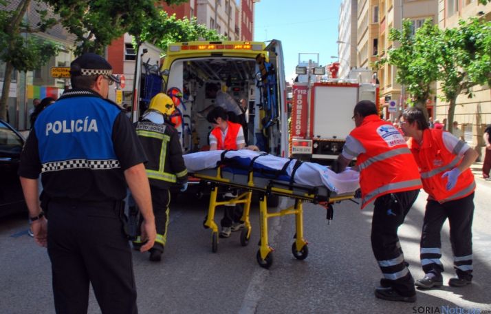 Servicios de emergencias en el traslado a la ambulancia en el lugar.