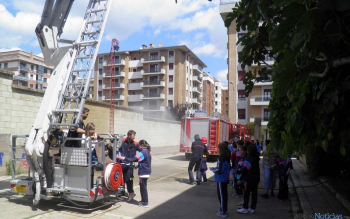 Alunmos de Escolapias en el parque de bomberos de Soria.