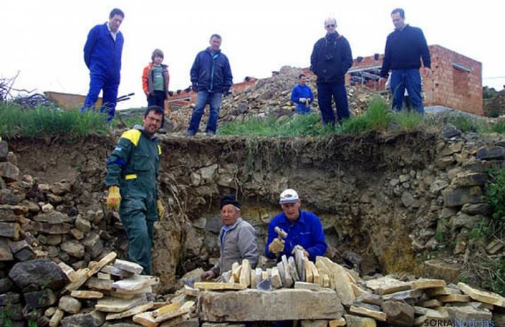 Labores de construcción de una calera en Sarnago. 