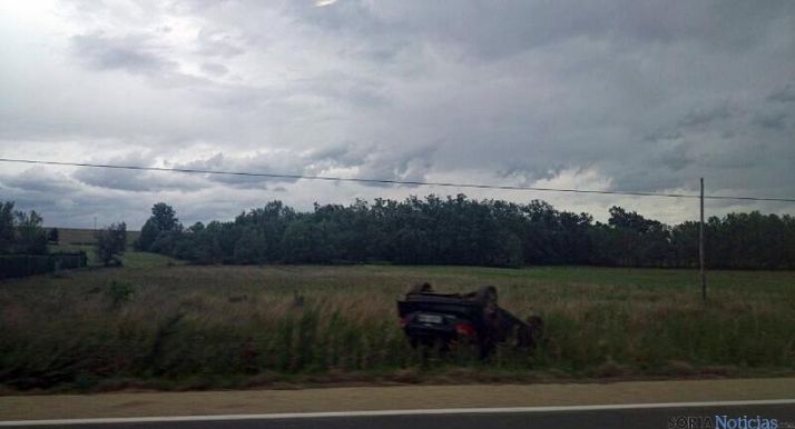 El vehículo accidentado en Cidones.