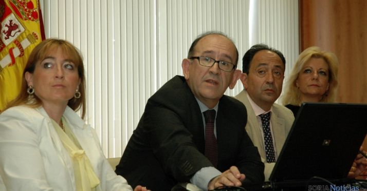 La alcaldesa de Garray, (izda.), con el director general, el delegado de la Junta y la vicepresidenta de la Diputación.