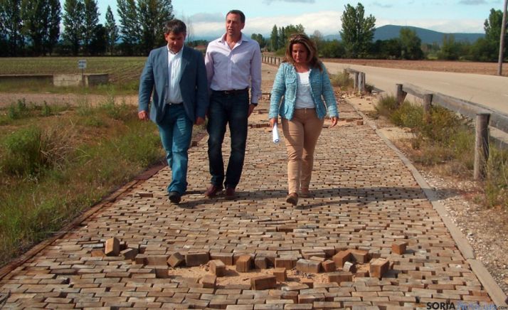 Antón (izda.), Pérez y Núñez en los terrenos de la CMA.