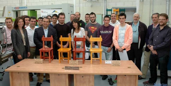 Alumnos y profesores en la entrega de los diplomas.