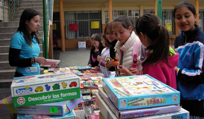 Uno de los puestos en el mercadillo de Escolapias.