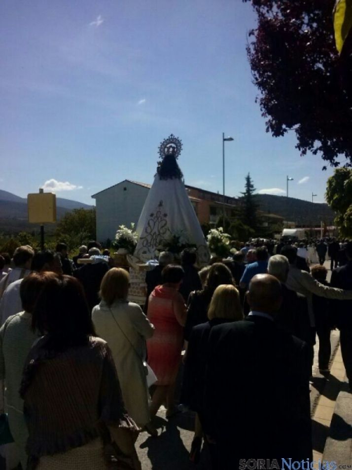 Distintos momentos de la romería hacia Olmacedo. 