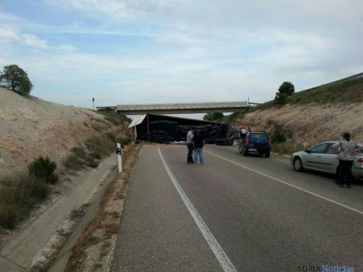 Camión volcado en La Vid