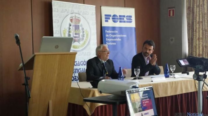 Mesa de la conferencia