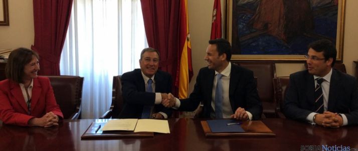 Firma del convenio entre Junta e Intel Ibérica.