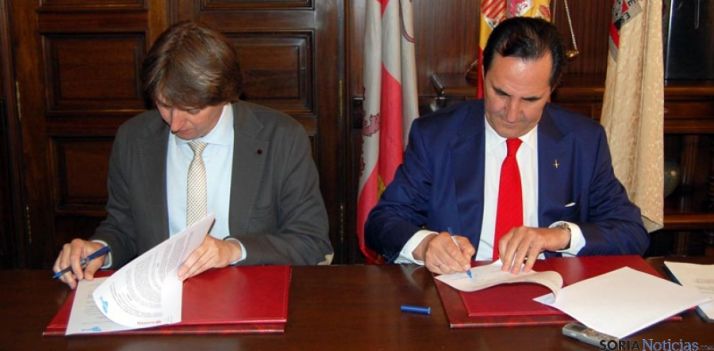 Mínguez y Rolando en la firma del acuerdo.