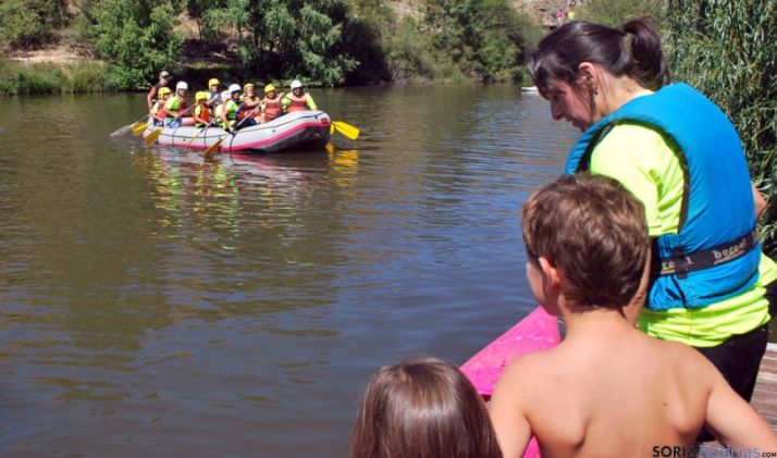 Miembros del CeltyKayak en el Duero. / SN