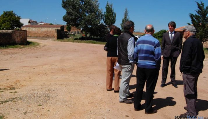 El alcalde en los terrenos del área recreativa. / Ayto