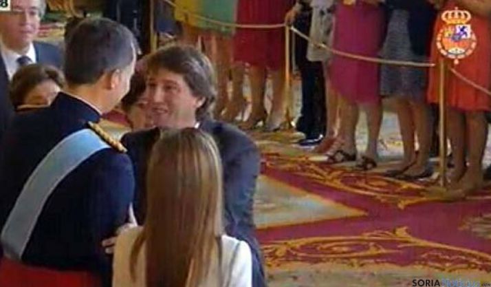 El alcalde en su felicitación al Felipe VI hoy.
