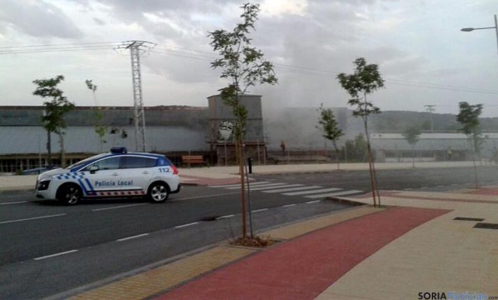 La Policía Local en las inmediaciones del incendio.
